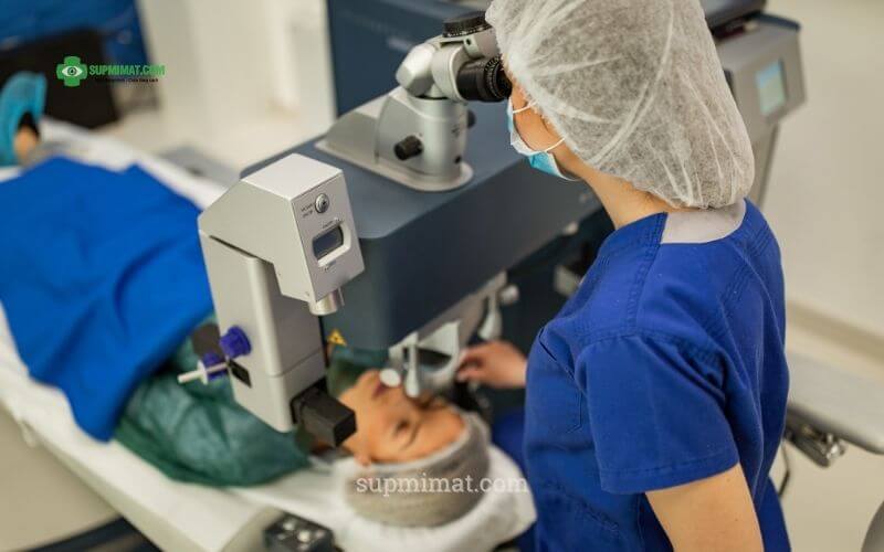 Phẫu thuật sụp mí mắt nên thực hiện ở những bệnh viện, phòng khám có trang thiết bị hiện đại, bác sĩ giỏi